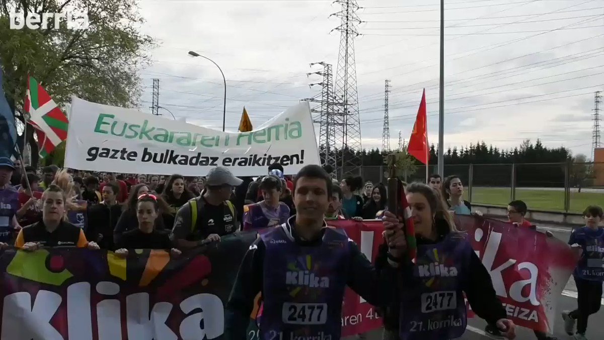 Eguneko irudi ederrenen bilduma egin du #Korriklika saioak. Azken saioan, @aroaa_arrizuu Aroa Arrizubieta Barredoren bertsoek jantzi dute bilduma hori. #Korrika #Klika @julenaperribai