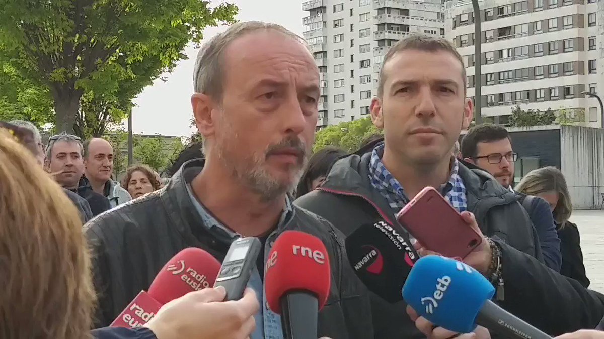 .@arturogolda: "EH Bildu quiere mostrar su solidaridad con el alcalde y concejales de Berriozar. Es necesario que cesen este tipo de agresiones a la libertad de expresión. Vamos a seguir defendiendo aquí y en Madrid los derechos y libertades de la sociedad navarra" #Erabaki