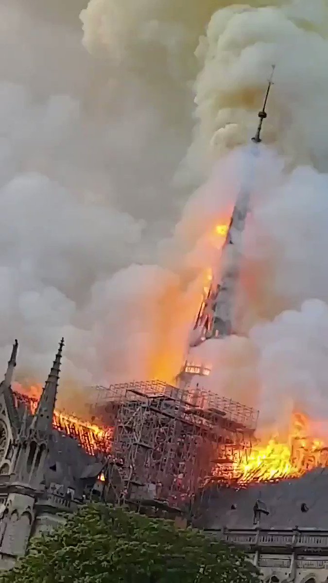 Duele ver estas imágenes de #NotreDame engullida por el fuego