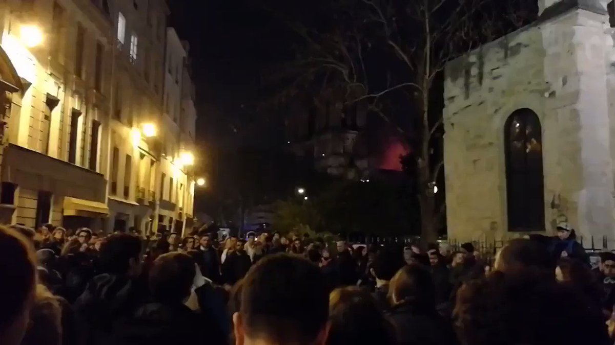 Sur le parvis de l’église saint-Julien-le-Pauvre, en face de Notre-Dame, des paroissiens prient. #NotreDame