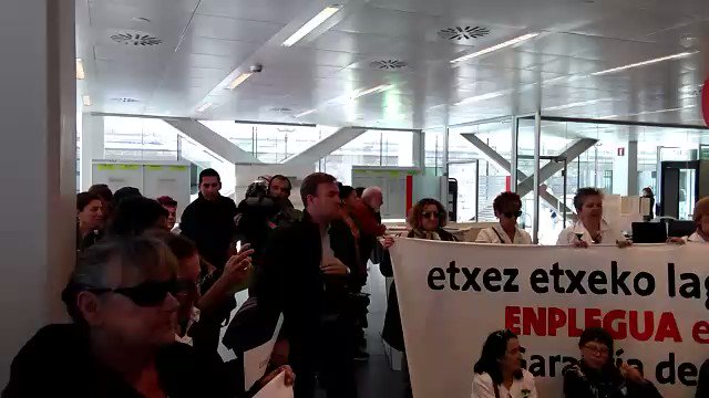 Bizkaiko #EtxezEtxekoLaguntza ko langileak, Bilboko udaletxea okupatu dute, Udal Gobernuak gatazkan duen erantzunkizuna eskatuz.
Las trabajadoras del #SAD de Bizkaia han ocupado el ayuntamiento de Bilbo, exigiendo implicación y responsabilidad al equipo de gobierno.