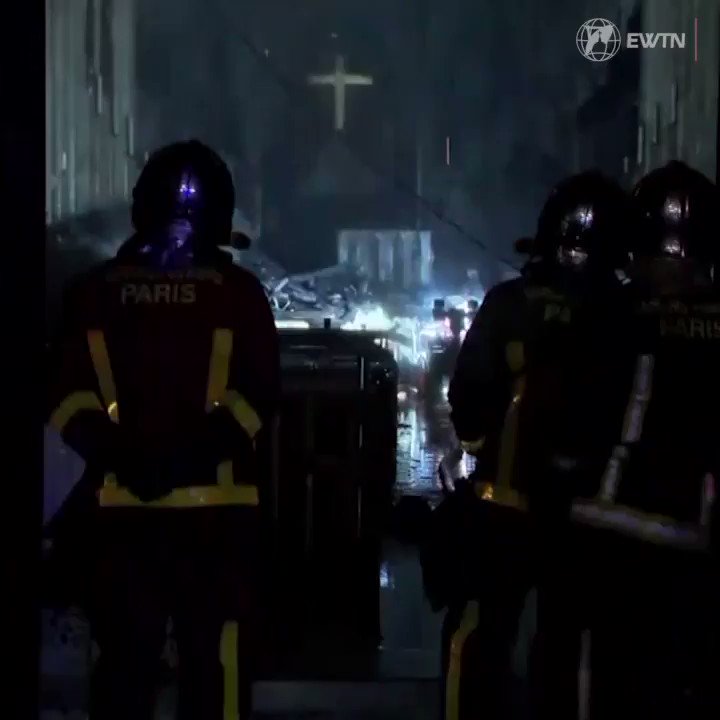ACI Prensa (@aciprensa) on Twitter photo 2019-04-16 13:59:36 Sostengan la cruz en alto para que pueda verla a través de las llamas. Cómo no recordar el último pedido de Santa Juana de Arco, patrona de Francia, al ver que la cruz y el altar de Notre Dame sobrevivieron al incendio que devastó el templo. #PrayforNotreDame Sostengan la cruz en alto para que pueda verla a través de las llamas. Cómo no recordar el último pedido de Santa Juana de Arco, patrona de Francia, al ver que la cruz y el altar de Notre Dame sobrevivieron al incendio que devastó el templo. #PrayforNotreDame
