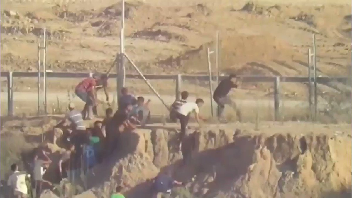 The infiltration occurred in the summer at the #Gaza border. What's interesting is the infiltration was recorded from different angles. We see the mass infiltration occur and an IDF tank arrive at the scene. Note the Merkava fire a smoke round.