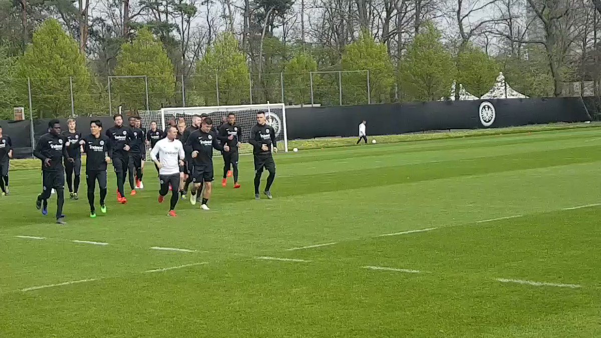 Eindruck nach 15 Minuten Trainingsbeobachtung: Hinteregger wirkte beim warmlaufen erst vorsichtig und etwas "unrund", bei den Passübungen dann aber schon sicherer. Prognose meinerseits ohne Garantie: 60/40 das er spielt! #sge #sgebenfica #eintracht