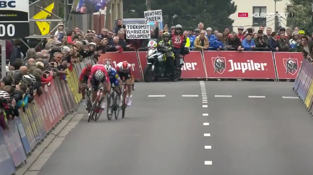💥🇧🇪 Flecha Bravanzona
💥 ¡Un estratosférico Mathieu Van Der Poel demuestra que Alaphilippe es batible y se lleva la clásica flamenca!
📽 @wcsbike #BrabantsePijl