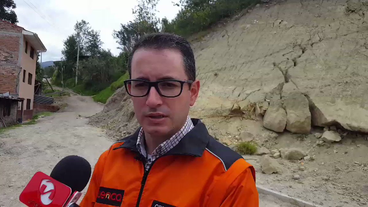 Santiago Peña, titular de @RiesgosCuenca #Cuenca, explica la situación en Los Pinos. Se sugiere a Alcalde @MarceloHCabrera que declare emergencia en la zona #MercurioEc 😮