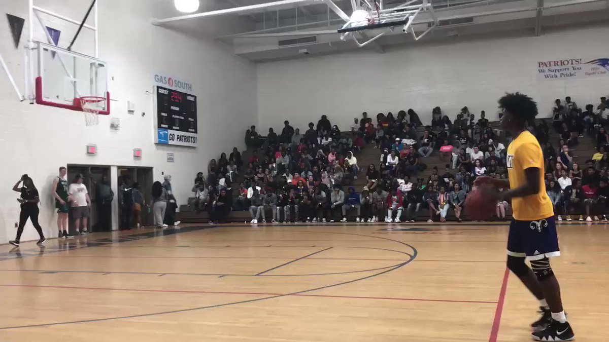 It’s All Star Night and @TreClark_11 is coming in strong on the #DunkContest – at Heritage High School
