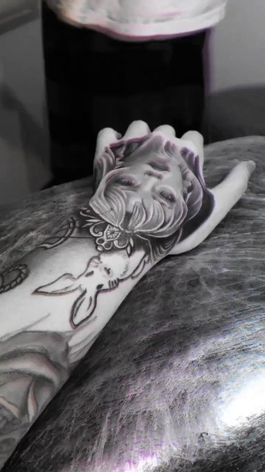 terminei a tattoo da minha mão hoje ? https://t.co/VCvlWM59Ok