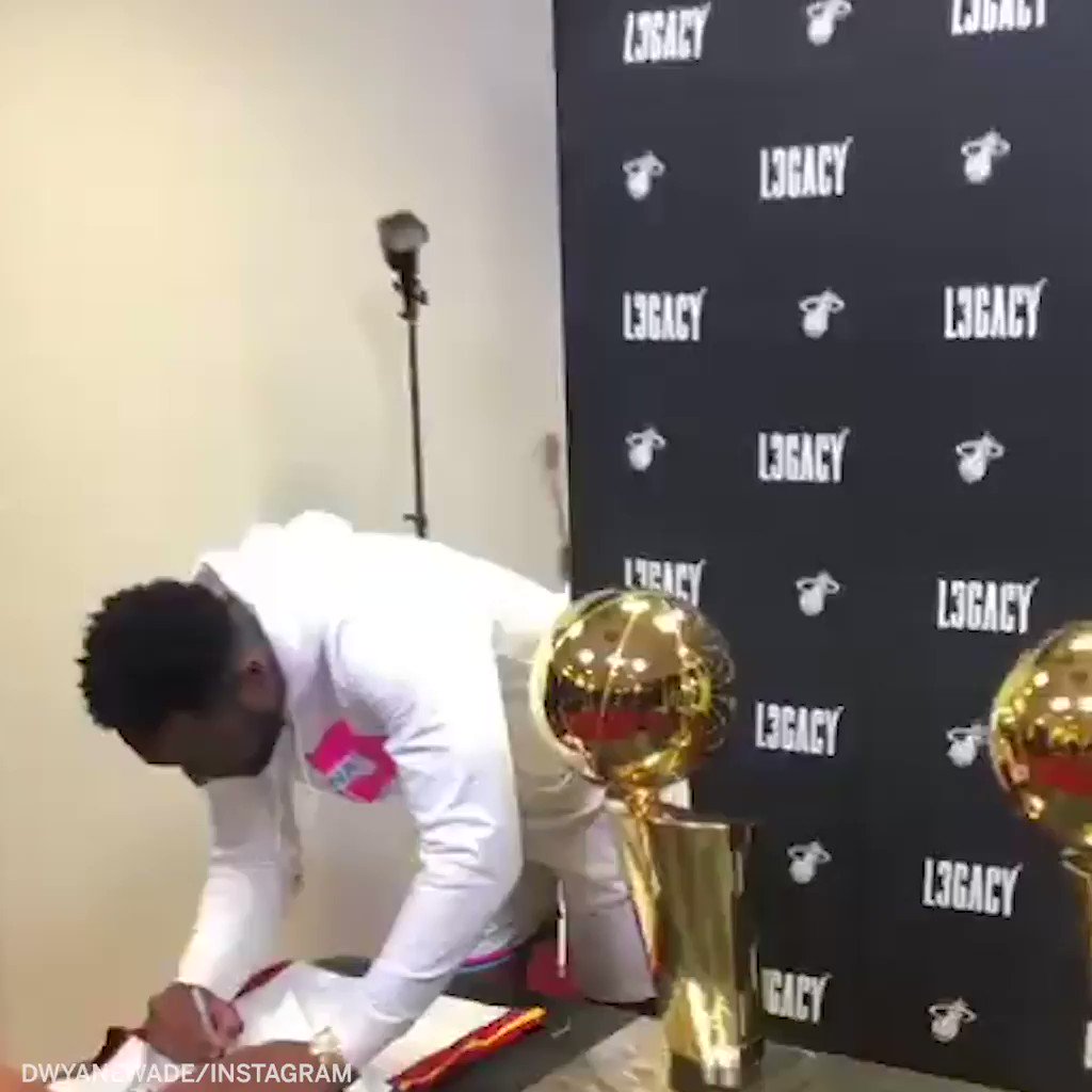 D-Wade took photos and signed autographs for every single Miami Heat employee as a farewell today 👏(via @DwyaneWade)