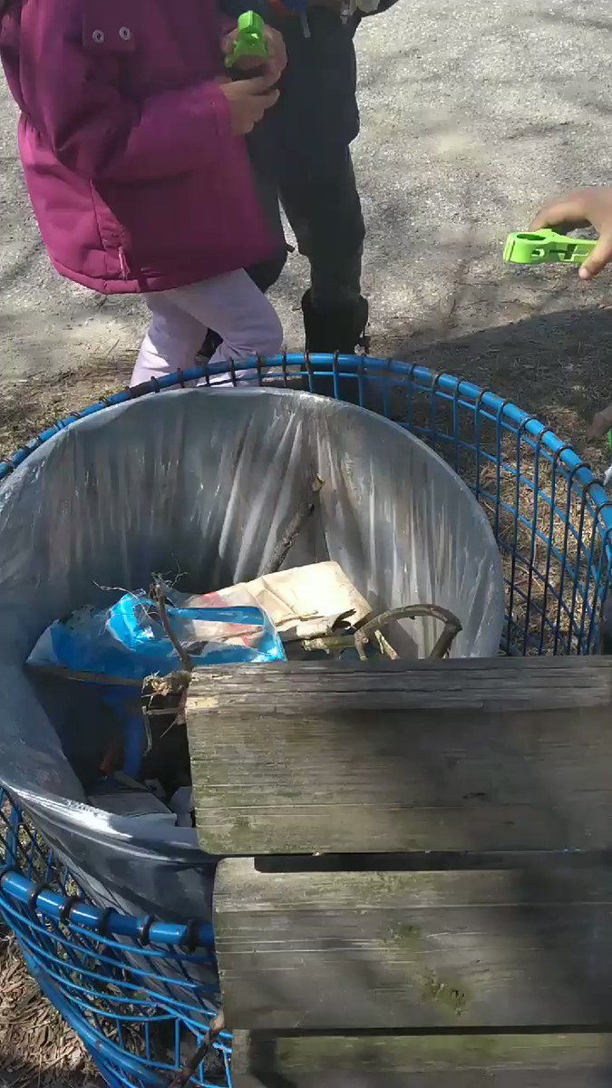 With the warm weather today, we tested out a new tool/way to clean up our playground @HuntersGlenJPS Idea from @OISEese! @LC3_TDSB @JodiBarrett15 @EcoSchoolsTDSB @EarlyYearsTDSB #reduce #reuse