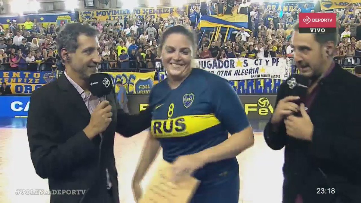 "Estoy cerrando una carrera que nunca pensé que la iba a hacer".
Emocionada, así se retira Natalia Espinosa. Por la puerta grande y tras consagrarse con @Guerreras_Voley una vez más. #VOLEYenDEPORTV