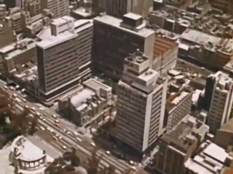La avenida Juárez en 1962, observando con cuidado es difícil discernir si la actual arquitectura o la anterior versión destruida por el terremoto de 1985 ¿era más moderna? El templo de Corpus Christi lucía exento de lo contemporáneo. @hdemauleon #Mexico #arquitectura #cdmx https://t.co/IQyYcJkG6q