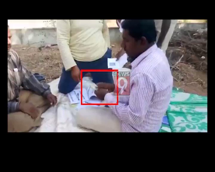 #LokSabhaElections: @JanataDal_S corporator's brother caught distributing cash at #Chintamaninagar in #Chikkaballapur.
#LokSabhaElections2019 #IndianElections2019