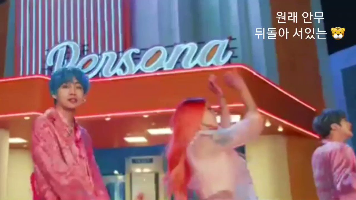 Los chicos siguen dejando el espacio para Halsey durante la coreografía a pesar de que ella no esta
@BTS_twt