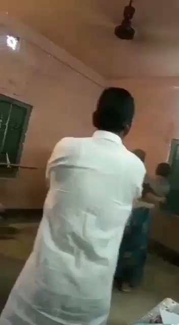 SHOCKING!! Elections have no meaning in West Bengal. Voting happens as per the wishes of Mamata Banerjee. Look at the White Kurta Clad #TMC goon.. dictating voters to vote for Trinamool. Is #ECI sleeping? Where is Central Force??
#VotingRound2