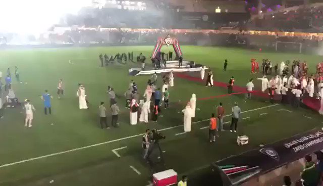 في تصرف غير أخلاقي ويسيء لرياضة الوطن..
رئيس الهلال #محمد_بن_فيصل يظهر في سلوك غير حضاري في نهائي البطولة العربية .
.
#النهايي_الهلال_النجم_الساحلي
#كاس_زايد_للانديه_الابطال
.