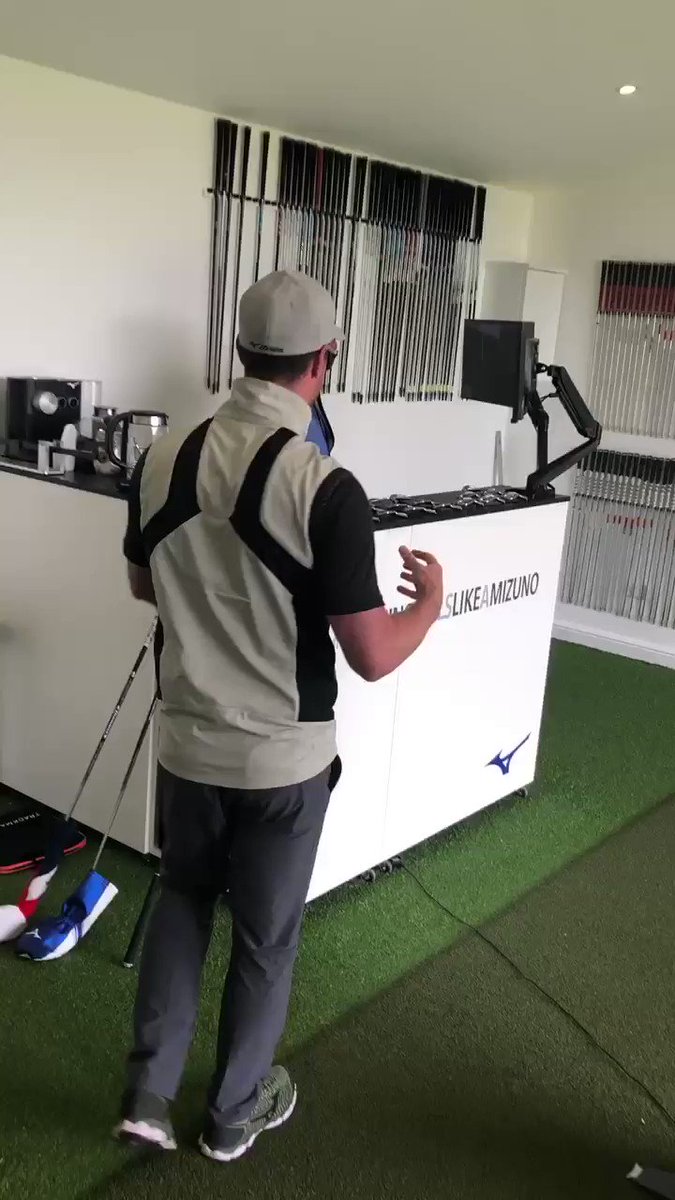 #customfitting with @mizunocustomfit @MizunoGolfEU using their shaft optimiser to find my own personal swing DNA 👌.Here’s Matt explaining what they are measuring. I will be blogging the whole experience for @LadyGolfer_com 8 may 😁🏌️♀️⛳️