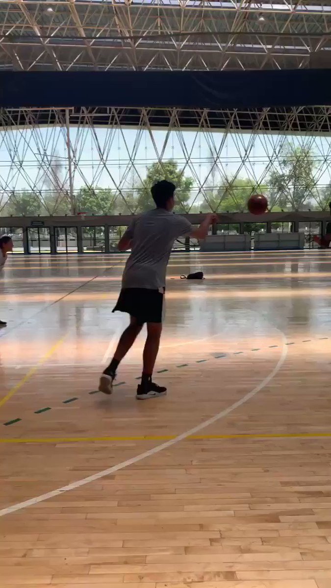 Parte de lo que es el entrenamiento de #NBAAcademy en el Centro de Alto Rendimiento.
No sólo entrenan, tienen clases particulares de inglés y continúan sus estudios.
Sueño con hacer esto en #Venezuela así que seguimos trabajando.