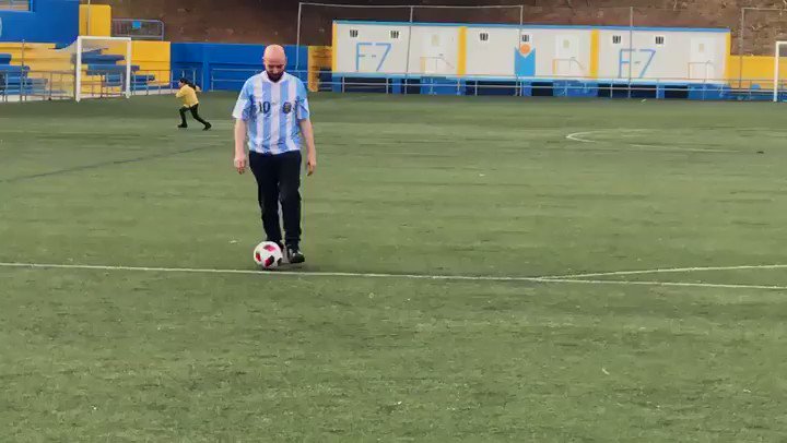 Els clubs de barri treballen la integració i la cohesió gràcies al poder que té el futbol d'atreure els infants. Estan abandonats per l'ajuntament per negligència i prepotència.
Ho capgirarem.