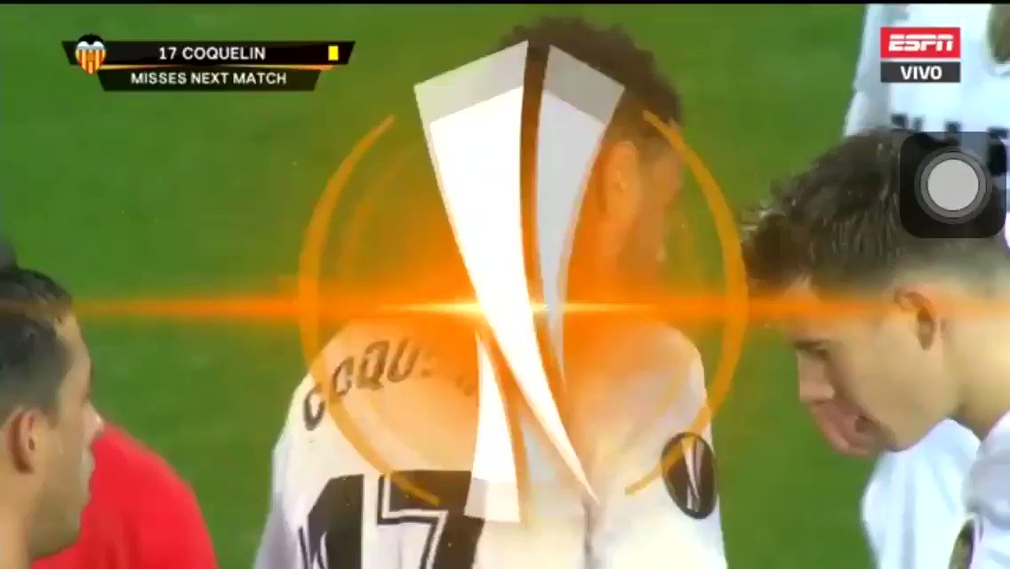 Por esta mano amonestaron a Coquelin. Viene de un rebote en su pierna, totalmente injusta la tarjeta.