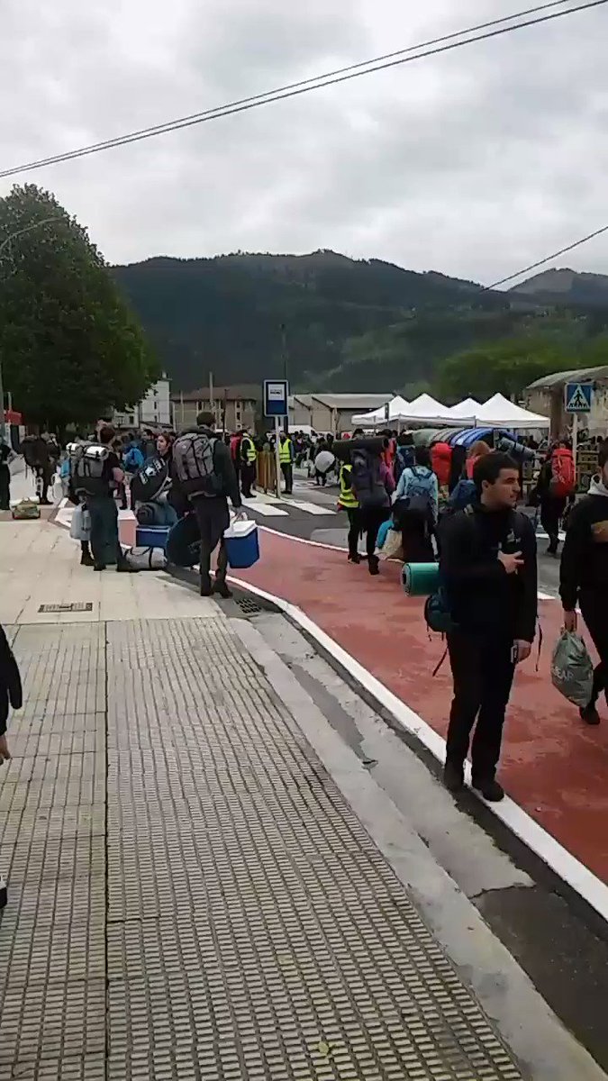 Dozenaka gazte iritsi dira garraio publikoan eta antolatutako autobusetan Gazte Topagunea. Lemoa betetzen hasi da!
#Gzt19 #gazteTopagunea