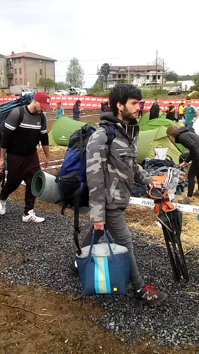 Akanpalekua ari da itxura hartzen! Hala ere, oraindik jendea iristen ari da. Hurrengo orduetan, ehunka gazte hartuko ditu Lemoako Gazte Topaguneak.
#Gzt19 #gazteTopagunea