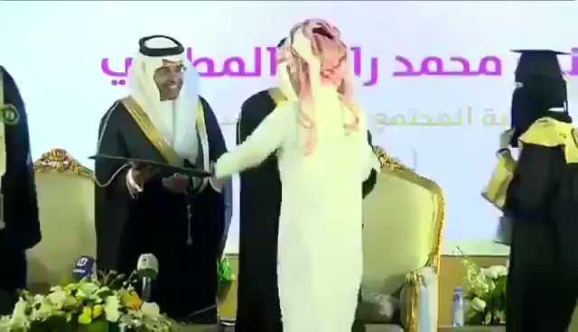 #حفل_تخريج_جامعة_تبوك_13
في لفتةانسانية من جامعة تبوك تمنح أسرة طالبة متوفية شهادة الماجستير. فيديو ..
#نوره_النشاري #عقد_النرجس
#السعودية #تبوك #التعليم_العالي
#جامعة_تبوك @U_Tabuk