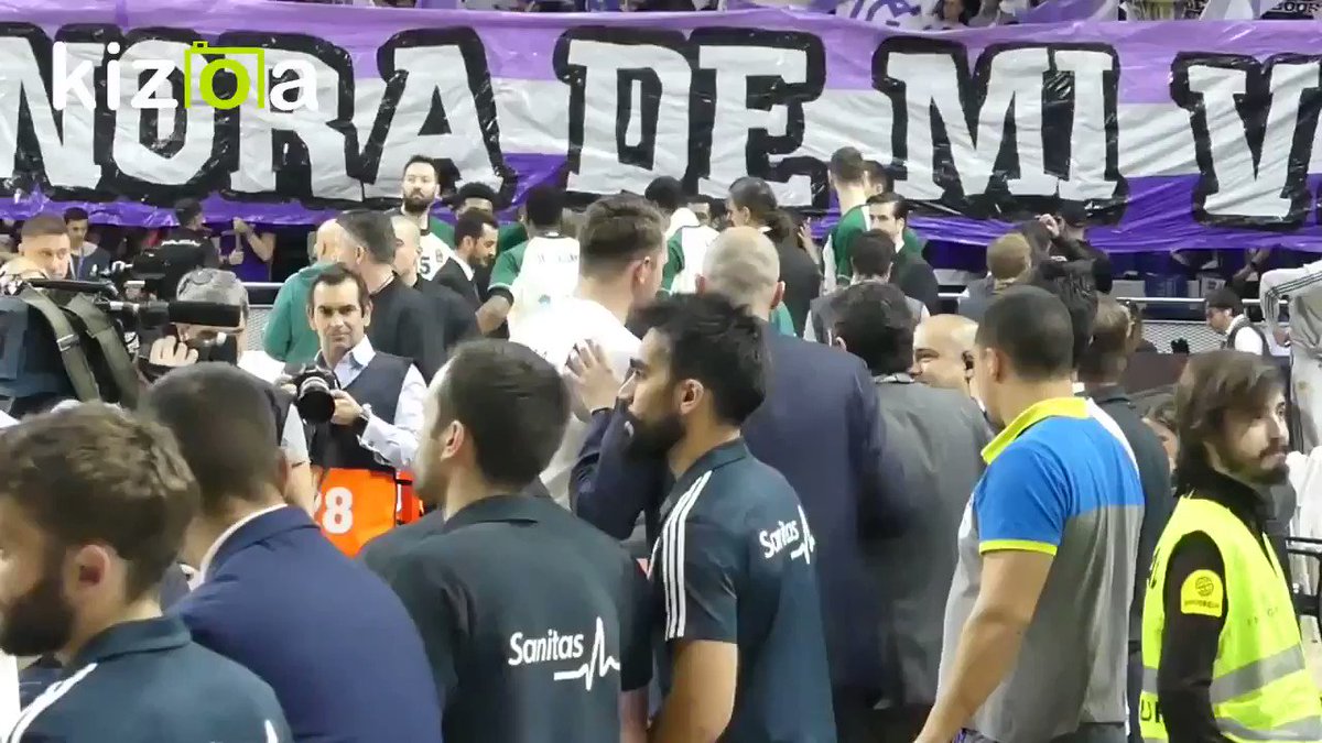 Un regalito para los madridistas de esta humilde cuenta:
¿quién dijo que son malos tiempos para la lírica? @luka7doncic con su camiseta del @RMBaloncesto pasando al lado del tifo de @BSK_Foundation : ""La banda sonora de mi vida", mientras, el himno sonando de fondo... 😉🙌