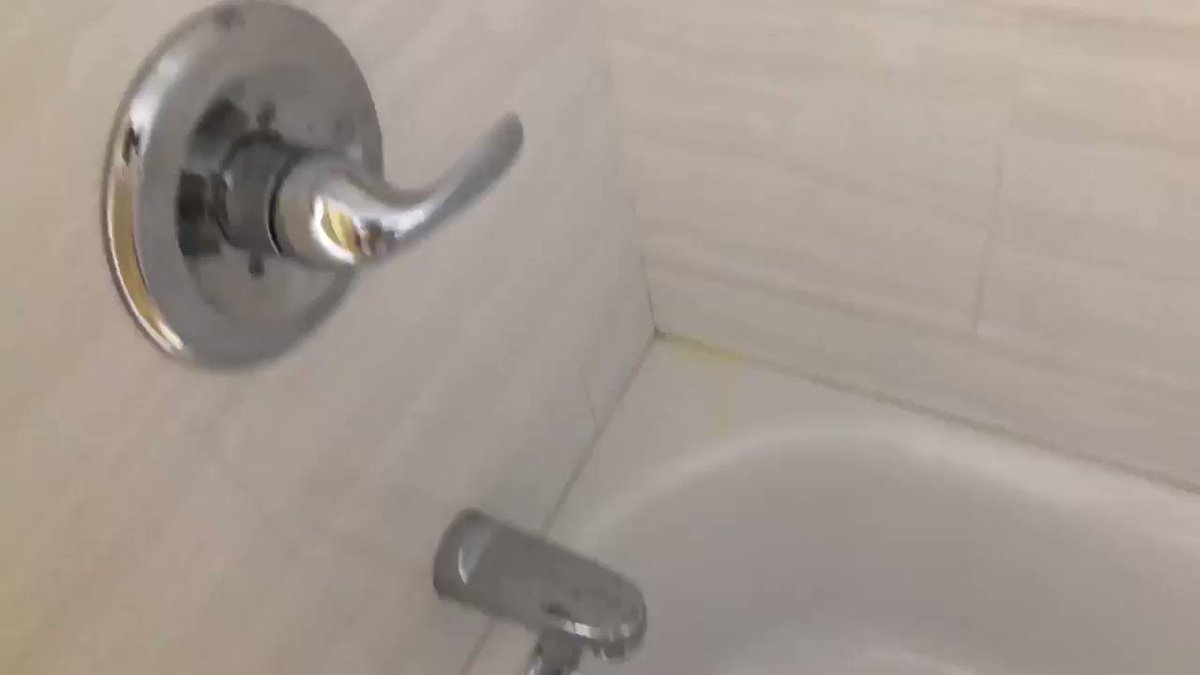 海外でシャワーを使おうと思ったら使用法が日本と全然違って30分も格闘した話 他国でも同じケースに遭遇 や 自分の家のトイレがこれ な人も Togetter 海外でシャワーを使おうと思ったら使用法が日本と全然違って30分も格闘した話 他国でも同じケースに遭遇 や 自分の家のトイレがこれ な人も Togetter