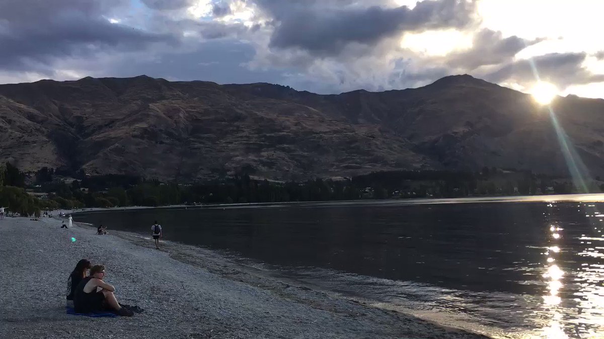 Throwback to a recent sunset at Lake Wanaka, New Zealand. Take me back!!!! #wanaka #nz #newzealand #southisland #sunset