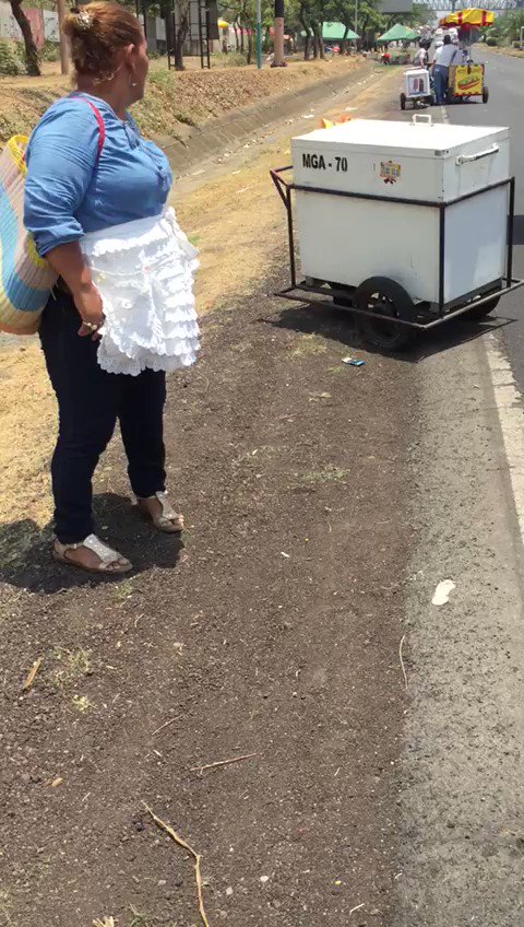 #ULTIMAHORA #Nicaragua | Vendedores ambulantes develan que un grupo de delincuentes comunes atacó a la Policía Nacional con piedras.
#NoPudieronNiPodran #Nicaragua40Revolucion