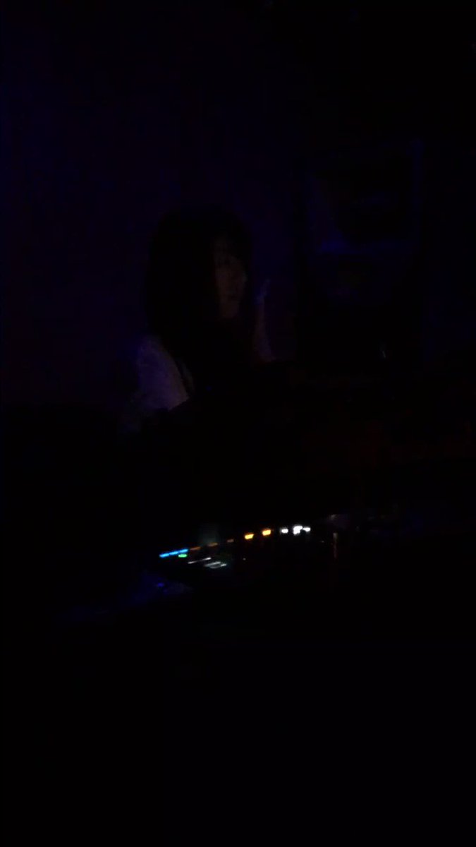 Onnoji さんが既にアップされていますが、私がWomb 4階 VIP Lounge 最前列でボーッとしていたら、「ここ撮るところでしょう!」って天の声がしました。
Kitoto さんがかけている曲を聴くと Electro Swing ではないですか😲‼️
私は慌てて動画を撮りました😅
#FLASH_WOMB #electroswing #dj