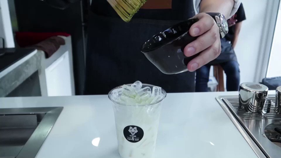 Iced Matcha Latte 🍵 มัชฉะของร้านเราเราคัดสรรสิ่งที่ดีให้กับลูกค้า
เป็นมัชฉะ Premium Grade 🇯🇵 แท้ 100% มาลิ้มรสชาติความหอมและความเข้นข้นกันได้แล้วนะครับ
#matcha #barista #cafe #everyday
#keeptouching #Kudoscoffeebar
#premium #cafeinbkk #caffeine