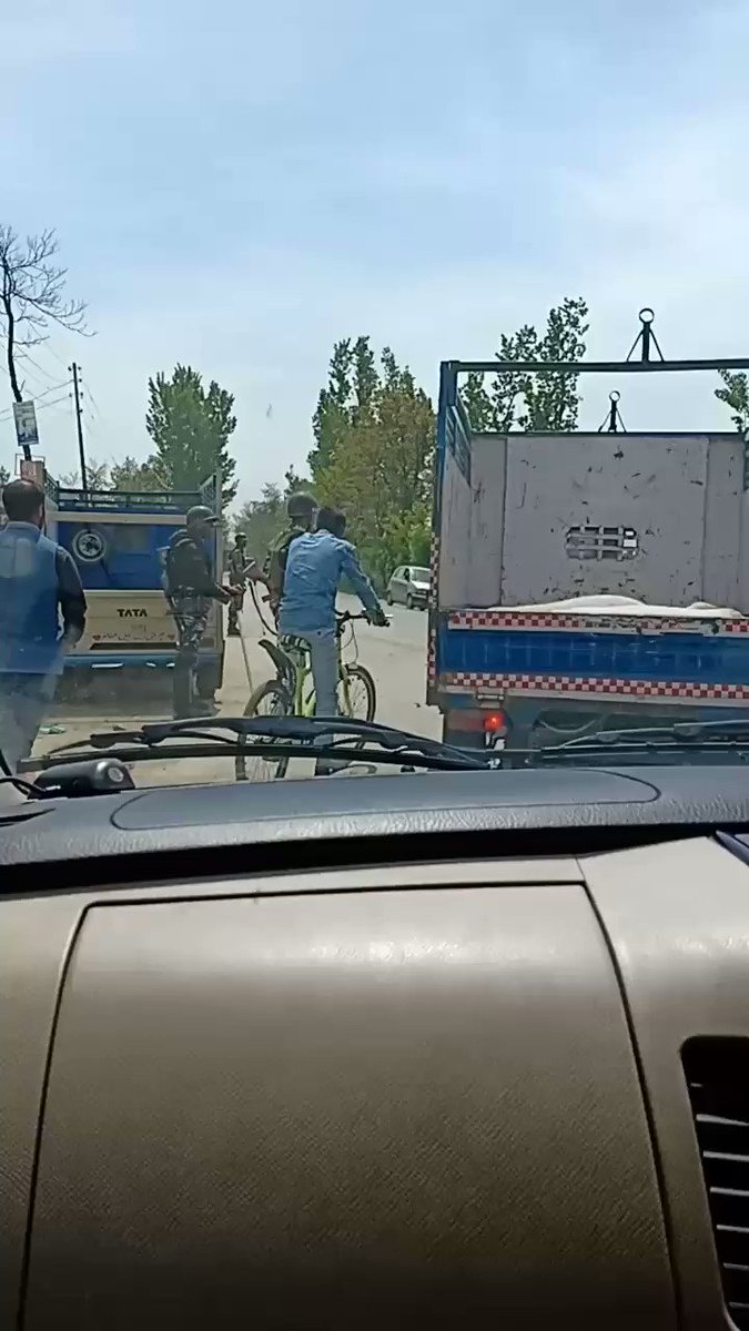 Damn this #highwayban on other days too. Today is Saturday and the scene!😡
#HumanRightsViolation
#KashmiriLivesMatter
#RightToSelfDetermination