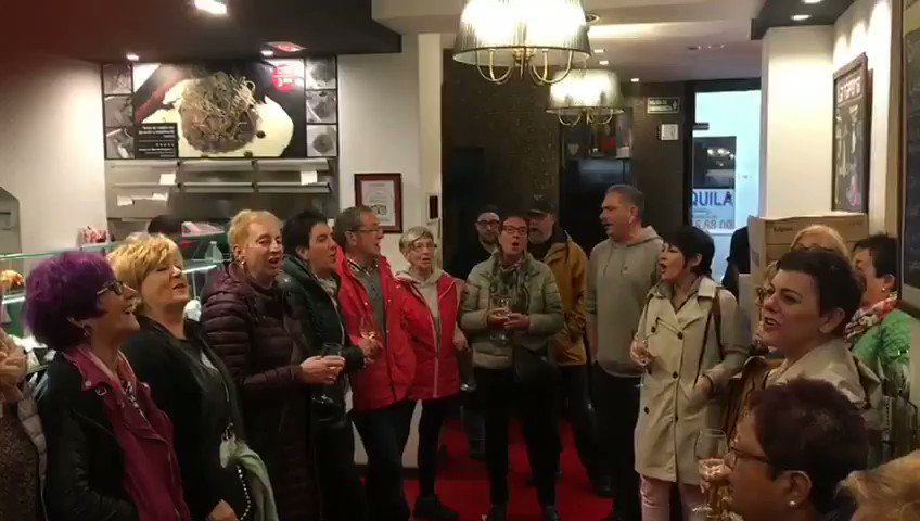 Benidormen dauden euskal herritarrek harrera ezin hobea egin digute @ehbildu ko ordezkariei. Han izan gara @MaddalenIriarte
rekin. Eskerrik asko guztiei, benetan!