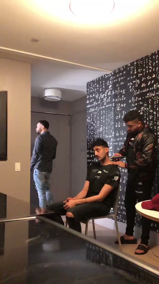 So this happened last night 😂😂
RIP @SlimmySlim94 MUSTACHE!! 2019-2019
Thank you @Waqas_Shah94 and @Naz_izi for the team effort!! 🙏🏽💖