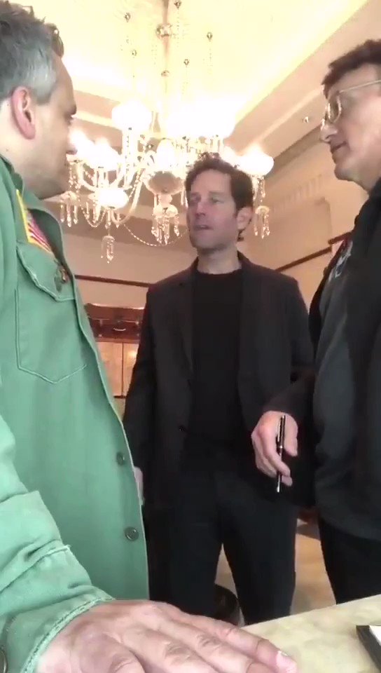 #PaulRudd lo intentó!!! Estuvo a punto de conseguir la Verdad detras de las muertes en #AvengersEndGame, todo sea por los #fans jajaja
Y bueno, díganle, él no es como #MarkRuffalo
#camaraoculta
#RussoBrothers #AvengeTheFallen
