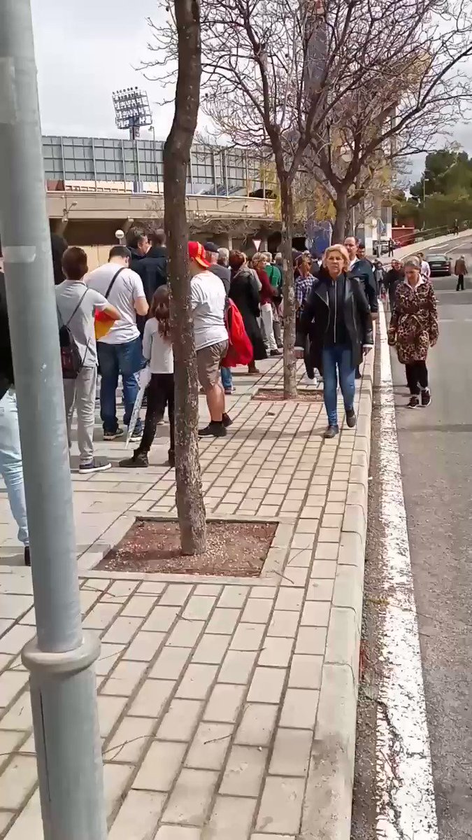 Parece la cola para entrar en un estadio de fútbol pero es la cola para entrar en el mitin de @Santi_ABASCAL en Alicante. Son las 11. Hay gente que ha venido a las 9 y esto empieza a las 12... @vox_es no es un partido, es un movimiento