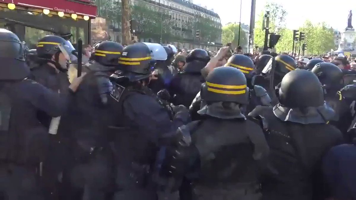 Sono immagini forti,ma bisogna condividerle per rendersi conto di quello che sta succedendo in Francia da 5 mesi.
#GiletsJaunes
#ActesXXIII
#Parigi