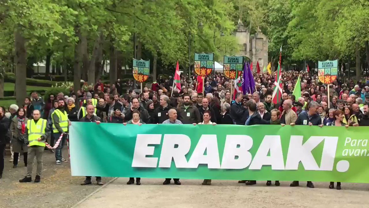 ‼️ Euskal Herriaren askatasun goseak ez du mugarik. Gaur berriz ere erakutsi dugu Iruñean indarrak batuta geldiezinak garela eta, mehatxuak mehatxu, ez gaituztela kikilduko.
👉 #AberriEguna2019 #AurreEgin #AurreraEgin #Erabaki #ParaAvanzar