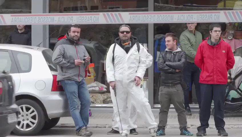La cara del fascismo amarillo: nacionalistas ‘desinfectando’ el suelo que han pisado @InesArrimadas, @BalEdmundo, @maitepagaza y compañeros de @CiutadansCs en Torroella de Montgrí. Cuando gobernemos esta gente tendrá que respetar a los demócratas y no campará a sus anchas.