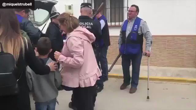 ¿Qué ocurriría si esta “fiesta” fuera la de un municipio catalán o vasco y el muñeco el de un representante del #Trifachito?
¿Cuáles serían los titulares? 📰📺📻
🎞 Vía @miquelstrubell
