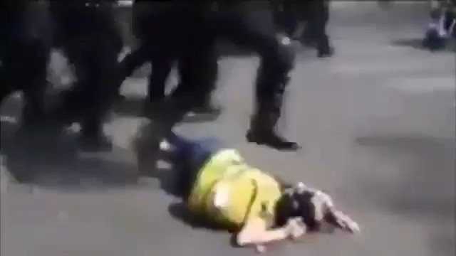 Peaceful woman protester gets truncheoned at the back of the head for no reason by Macron's police. #GiletsJaunes