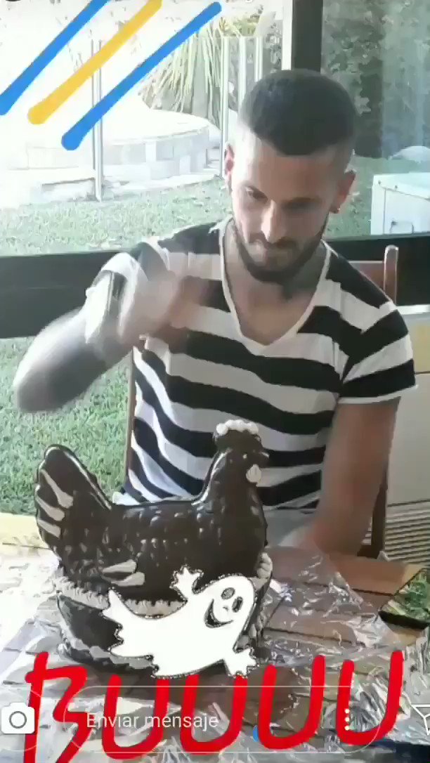 Al Pipa se le sigue complicando con las gallinas.
