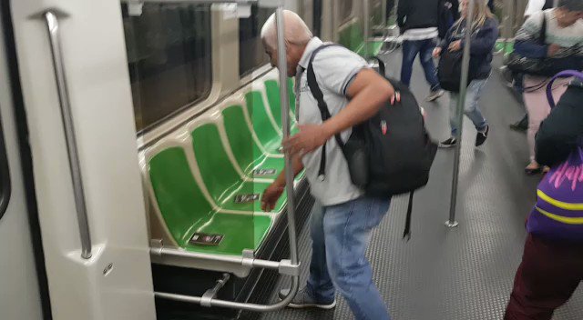 Hoy, #DíaDelIdioma, sorprendimos a nuestros usuarios con libros en varios trenes 📚🚇. La lectura es #CulturaMetro. #ElArteNuestroIdioma
