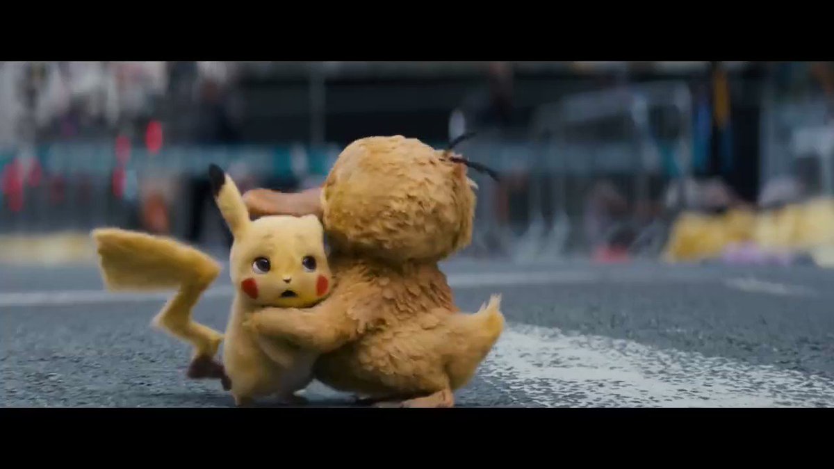 ตัวอย่างใหม่ของ #DetectivePikachu นี่ไม่คิดว่าโกดั๊กมันจะน่ารักขนาดนี้ มีการอุ้มปิกาจูมากอดด้วย ดูมันจะเด๋อๆ เอ๋อๆ แต่มันก็มีมุมน่ารักแฮะ