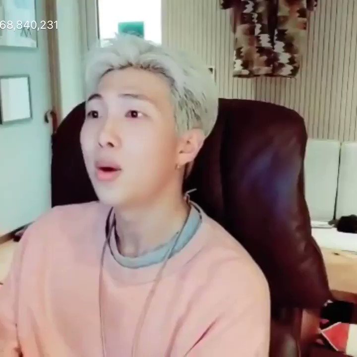 JOON SANG HOME AND HE REPLACED MI CASA WITH 'MY HOME' AND 'MY HOUSE' AND HE LAUGHED AT HIMSELF HSHS HE'S SO PRECIOUS
#BBMAsTopSocial BTS @BTS_twt
