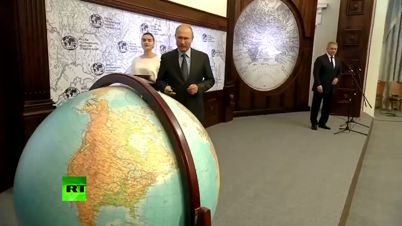 Путин с глобусом