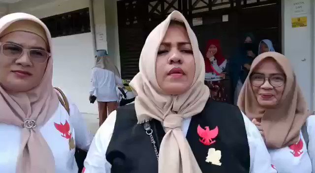 Emak Emak Sumsel bersuara dalam KOALISI BARISAN RAKYAT ANTI PEMILU CURANG #KobarkanPerang
Yuks jadi suara rakyat
Mari #UsutKecuranganInputDataKPU