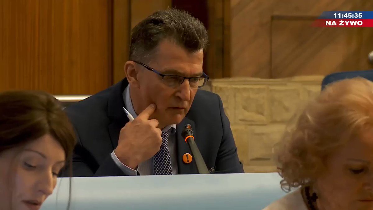 "Zróbcie jutro jazdę Mateckiemu. Co za ***"
Za co?Za pokazanie prawdy o #StrajkNauczycieli
Tacy ludzie jak cytowany dyrektor mają nie tylko "wychowywać" dzieci ale odpowiadają również za pracę innych, podległym im nauczycieli.
Poziom kryminału a nie dyrektora placówki oświatowej